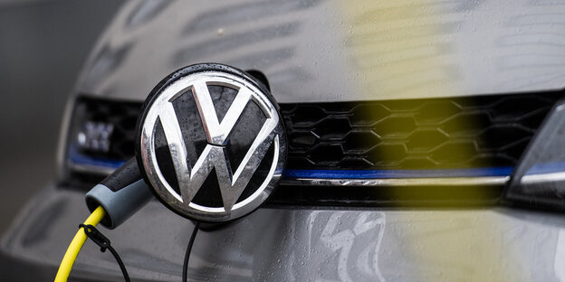 Ein VW-Elektroauto wird geladen, Detailaufnahme