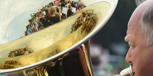 Ein Musiker spielt auf dem Kirchentag Tuba.