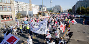 Demo-Zug mit hunderten Krankenhaus-Beschäftigten von Charité und Vivantes zieht durch Berlin-Mitte