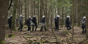 polizeibeamte bewaffnet im Wald