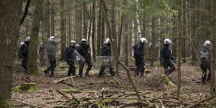 polizeibeamte bewaffnet im Wald