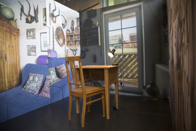 Ein Raum mit Schreibtisch, Sofa und Geweihen an der Wand: ein Nacbau eines Zimmers des Uropas der Interviewten Ein Raum mit Schreibtisch, Sofa und Geweihen an der Wand: ein Nacbau eines Zimmers des Uropas der Interviewten