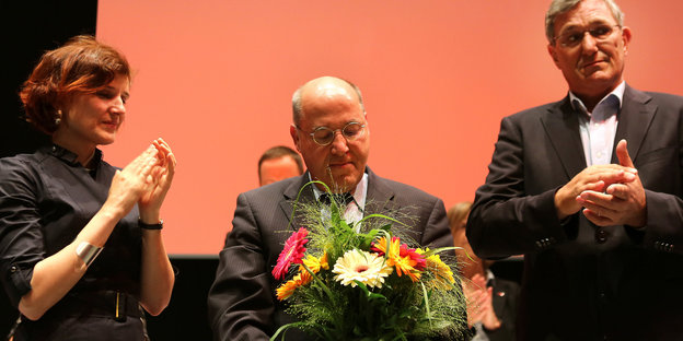 Gregor Gysi mit Blumenstrauß