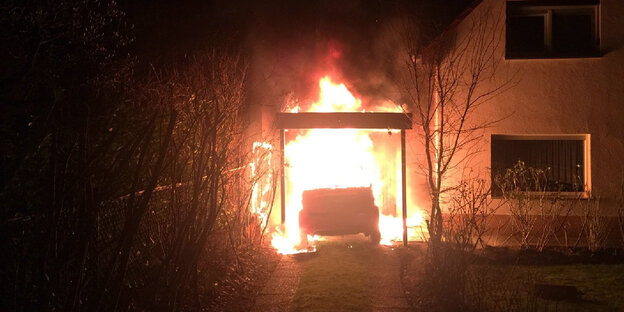 Ein brennendes Fahrzeug steht in Berlin-Neukölln in der Garage von Linken-Politiker Ferat Kocak
