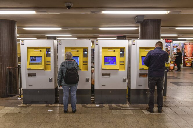 Menschen vor BVG-Automaten