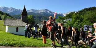 Demonstranten auf dem Weg nach Elmau.