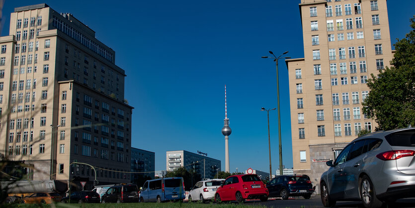 Dicht an dicht stehen Fahrzeuge auf dem Strausberger Platz an der Abzweigung zur Karl-Marx-Allee