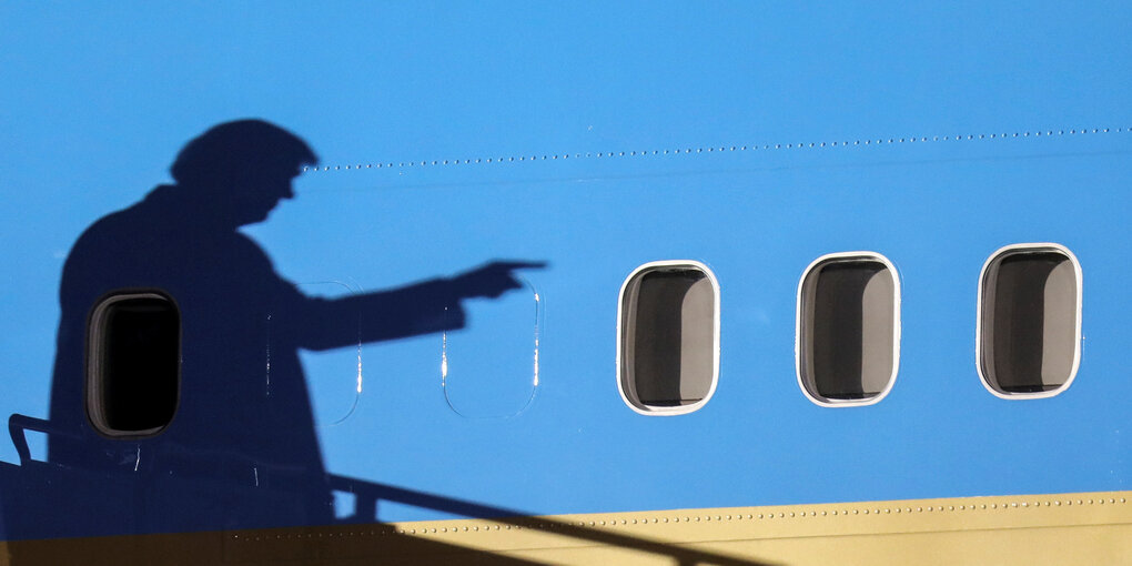 Trump vor seinem Flugzeug