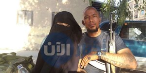 Der IS-Terrorist Denis Cuspert posiert mit einer verschleierten Frau und einem Gewehr