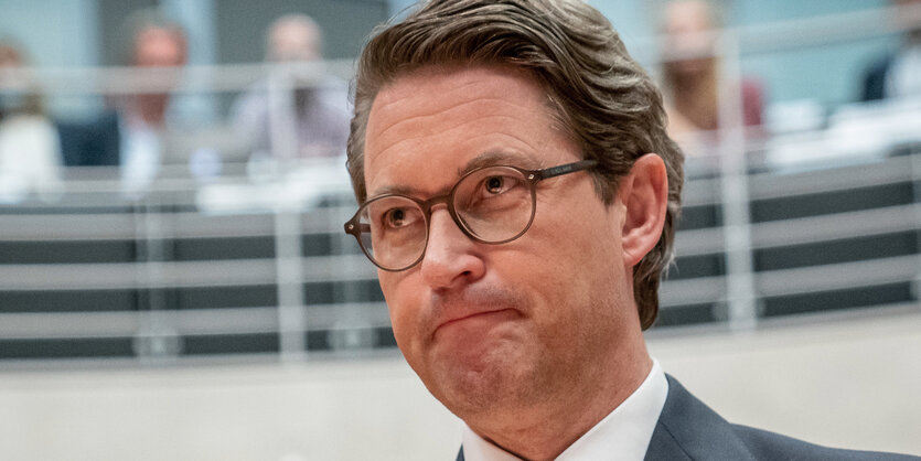 Bundesverkehrsminister Andreas Scheuer, im Hintergrund die Pressetribüne des Sitzungssaals