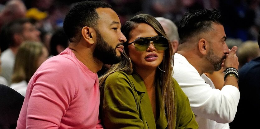 Chrissy Teigen unterhält sich mit ihrem Partner John Legend