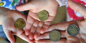 kinderhände mit Münzen