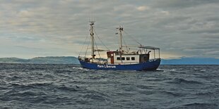 Ein Schiff auf dem Meer