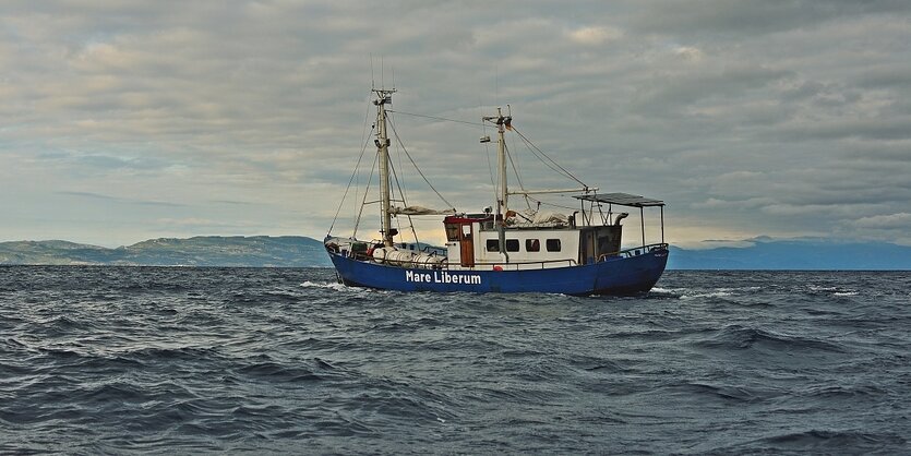 Ein Schiff auf dem Meer