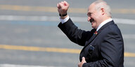 Alexander Lukaschenko reckt die Faust