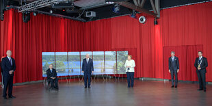 Dietmar Woidke, Wolfgang Schäuble, Frank-Walter Steinmeier, Angela Merkel, Stephan Harbart und Mike Schubert in der Potsdamer Metropolishalle