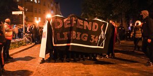 Demo am Tag der Eingheit 2020: Ein Transparent mit der Aufschrift "Defend Liebig34" wird bei einer Demonstration gegen die geplante Räumung des Hauses Liebigstraße 34 gezeigt