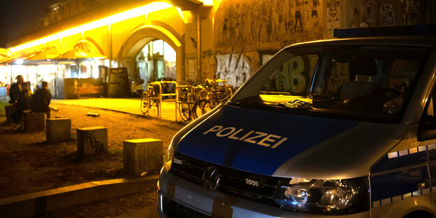 Polizeiwagen steht neben Brücke in Berlin-Mitte