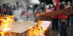Menschen in Mexiko verbrennen Wahlunterlagen
