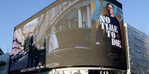 Ankündigung des neuen James-Bond-Films auf der Fassade eines Kinos