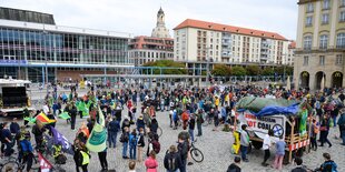 Teilnehmer*innen einer Aktion der Klimabewegung Fridays For Future stehen auf dem Dresdner Altmarkt.