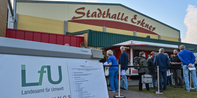 Menschen vor der Stadthalle Erkner