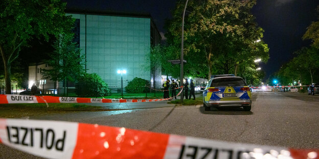 Polizeiabsperrband und eine Polizeiauto vor der Synagoge in Hamburg