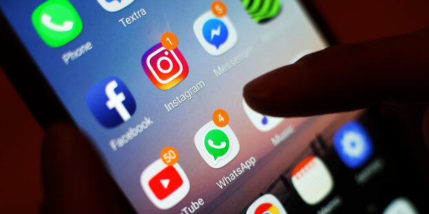 Smartphone mit Symbolen der Sozialen Netzwerke Facebook, Instagram
