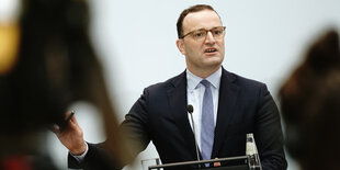 Jens Spahn spricht auf einer Pressekonferenz