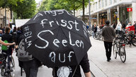 Ein Schirm mit der Aufschrift "Angst frisst Seelen auf" bei einer Demonstration gegen Rassismus in Hamburg