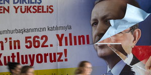 Ein halb abgerissenes Wahlplakat von Erdogan.