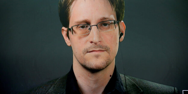 Der Whistleblower Edward Snowden ist auf einem Monitor zu sehen in einem Livevideo 2016
