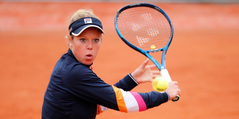 Laura Siegemund in Paris auf dem Platz fokussiert einen Ball