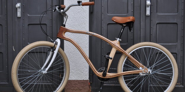 Ein Fahrrad lehnt an einer Wand