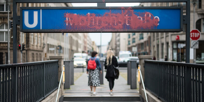 Ubermaltes Schild des U-Bahnhofs Mohrenstraße.