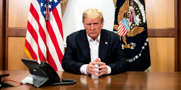 Donald Trump sitzt im Konferenzraum des weissen Hauses an einem Schreibtisch