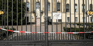 Der Haupteingang der Humboldt-Universität zu Berlin ist verschlossen und mit Absperrband versehen