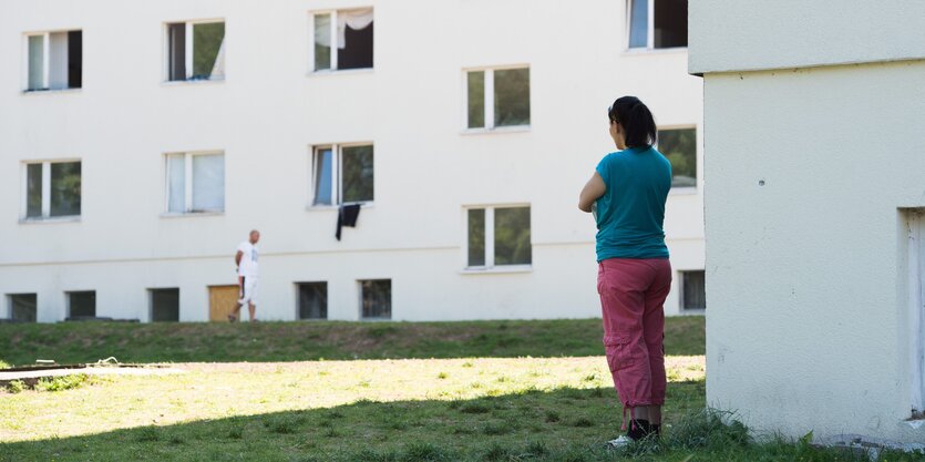 Asylbewerber gehen auf dem Gelände der Erstaufnahmeeinrichtung des Landes Thüringen spazieren.