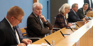 Thomas Haldenwang und Horst Seehofer auf der Pressekonferenz zum Lagebericht Rechtsextremisten in den Sicherheitsbehörden
