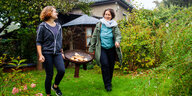 Constanze und Friederike Körner im Garten der Familie beim Feuerscha