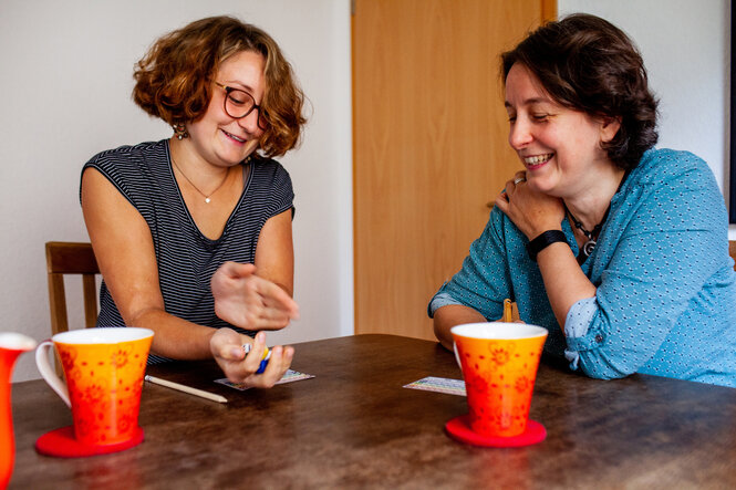 Constanze und Tochter Friederike sitzen gemeinsam am Tisch