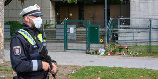 Ein Polizist mit Maschinenpistole patrouilliert