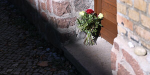Blumen vor einer Holztür