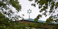 Ein Davidstern auf dem Dach der Synagoge in Hamburg