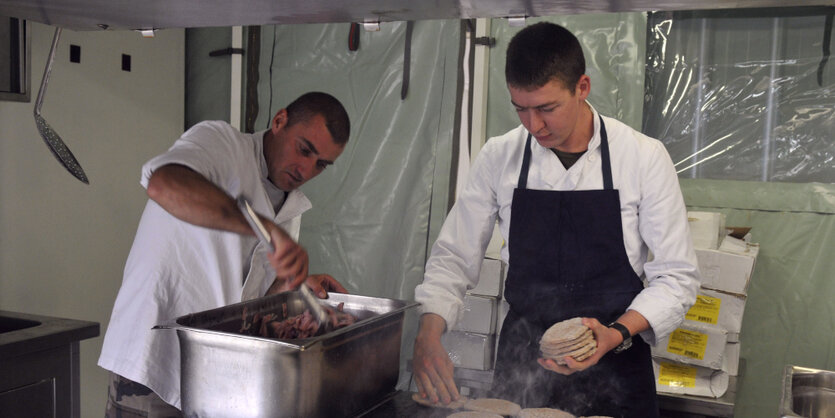 Zwei Afghanen kochen für die französische Armee