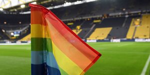 die Eckfahnen im Dortmunder Stadion sind Regenbogenfahnen