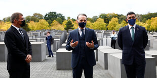 06.10.2020, Berlin: Abdullah bin Sajid (r), Außenminister der Vereinten Arabischen Emirate, und Gabi Aschkenasi (l), Außenminister von Israel besuchen zusammen mit Bundesaußenminister Heiko Maas (SPD) das Holocaust Mahnmal.