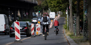 Radfahrer*innen auf einem abgegrenzten Pop-up-Radweg am Halleschen Ufer in Berlin