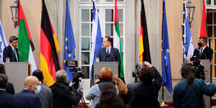 Bundesaußenminister Heiko Maas (M, SPD), Abdullah bin Sajid (r), Außenminister der Vereinigten Arabischen Emirate und Gabi Aschkenasi (l), Außenminister von Israel geben eine Pressekonferenz nach ihrem Treffen vor der Villa Borsig