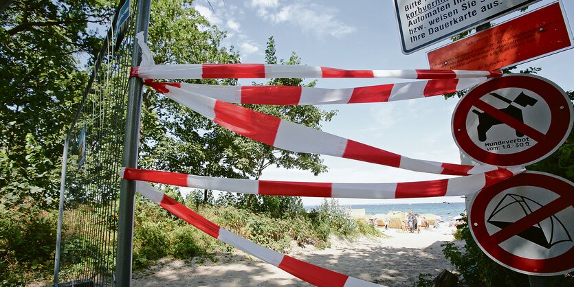 Strandabsperrung mit rot-weißen Bändern